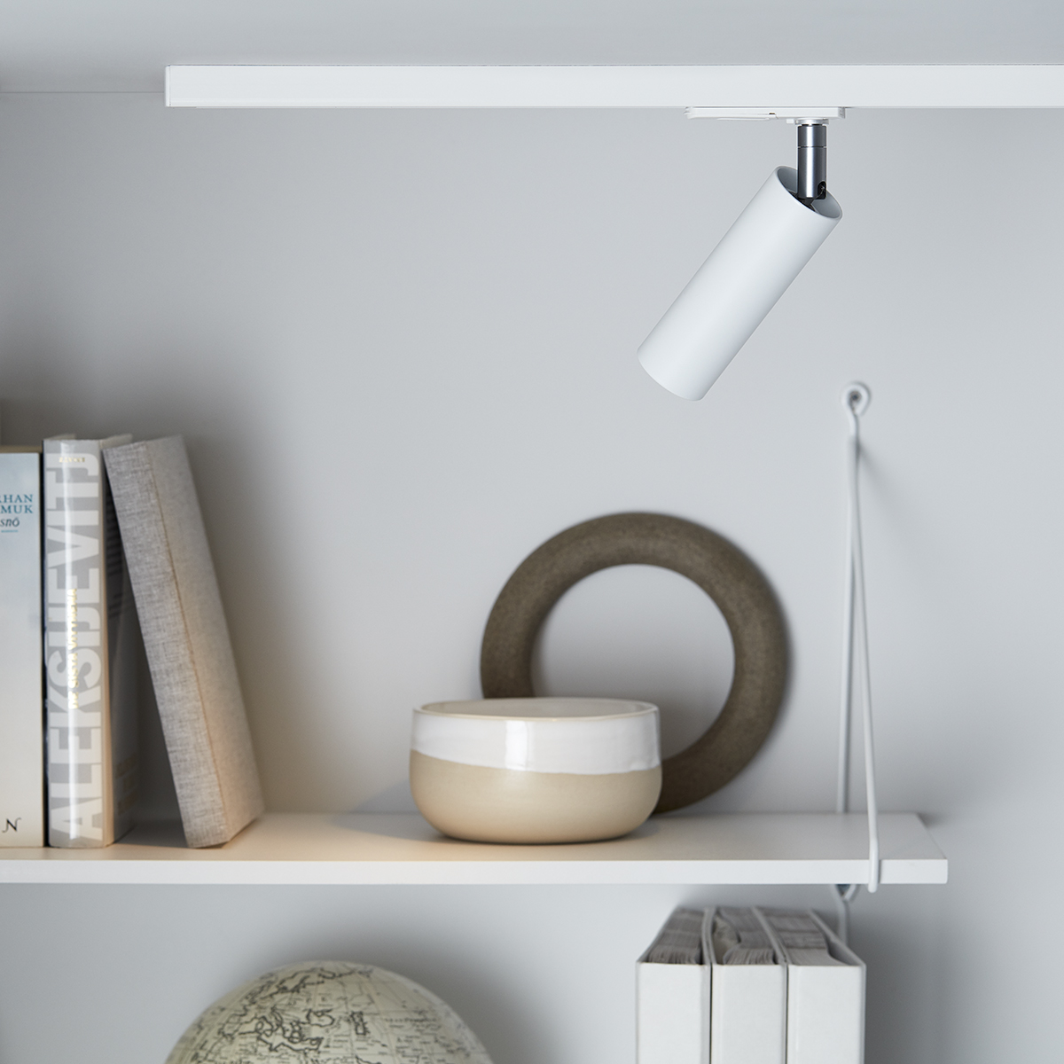 Pipeline spotlight Matt hvit Fra Herstal - Med en høyde på 17,2 cm og en slank skjerm med en diameter på 4 cm, passer den kompakte designen perfekt inn i ethvert rom og gir et rent, moderne utseende.
