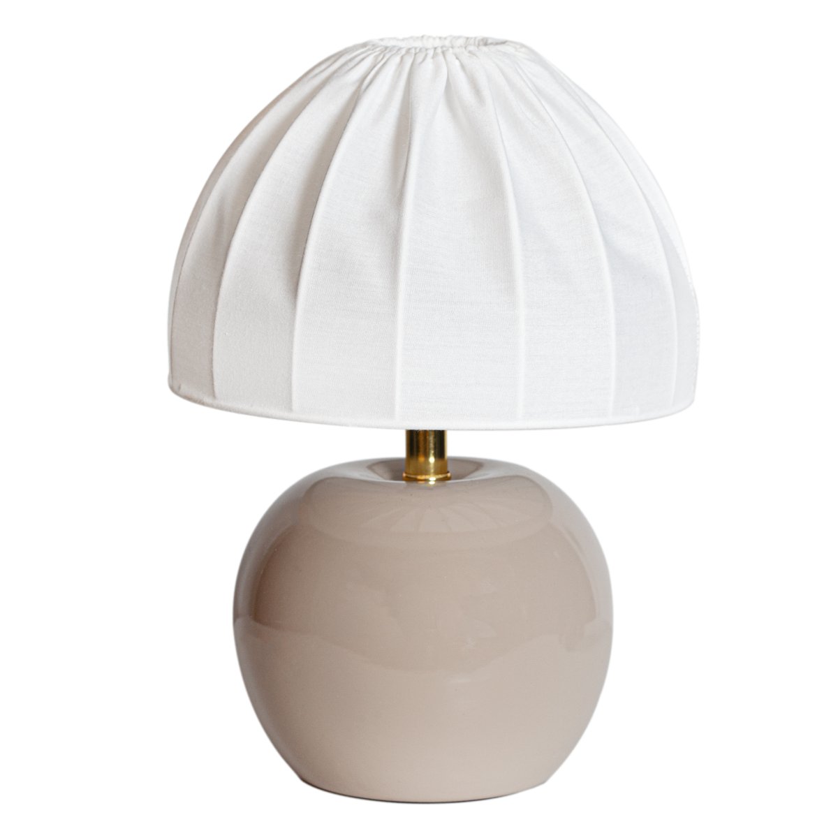 Peach 27cm Beige bordlampe Fra Cottex - Den hvite tekstilskjermen med et vakkert plissert design skaper en fin kontrast til den jordn&aelig;re basen og sprer et mykt og behagelig lys.