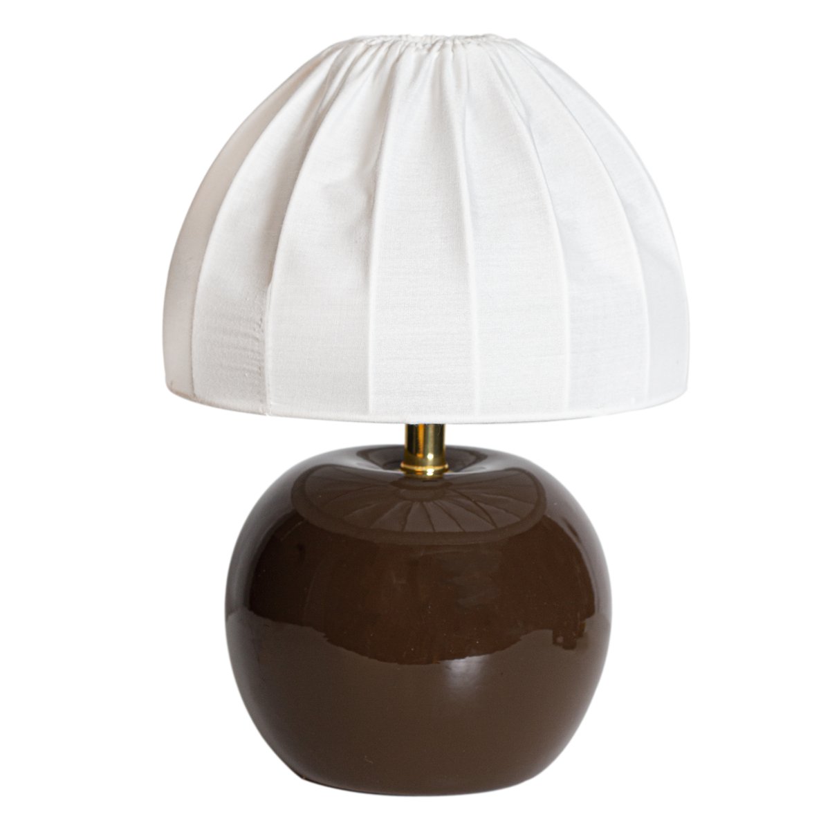 Peach 27cm Brun bordlampe Fra Cottex - Den hvite tekstilskjermen med et vakkert plissert design skaper en fin kontrast til den jordn&aelig;re basen og sprer et mykt og behagelig lys.