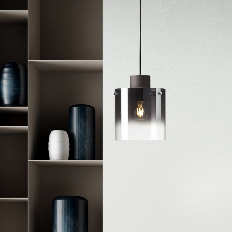 Beth Ø20 Røykfarget Taklampe Fra Brilliant - Beth-pendellampen er et blikkfang som passer perfekt over spisebordet og skaper stemningsfull belysning i hjemmet.