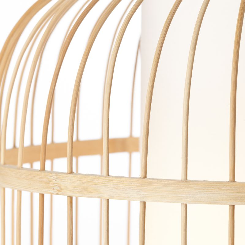 Bones Ø30 Tre Taklampe Fra Brilliant - Skjermen er trukket i hvitt tekstil av høy kvalitet som gir en myk lysfordeling, mens detaljer i bambus – et fornybart og miljøvennlig materiale – bidrar til en naturlig og koselig følelse.