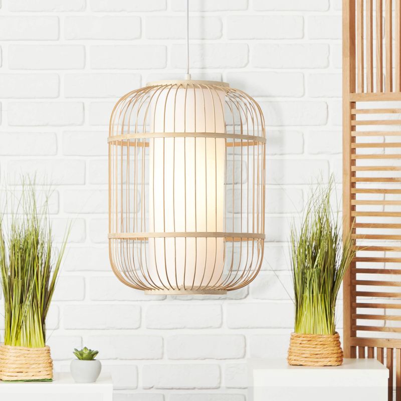 Bones Ø30 Tre Taklampe Fra Brilliant - Skjermen er trukket i hvitt tekstil av høy kvalitet som gir en myk lysfordeling, mens detaljer i bambus – et fornybart og miljøvennlig materiale – bidrar til en naturlig og koselig følelse.