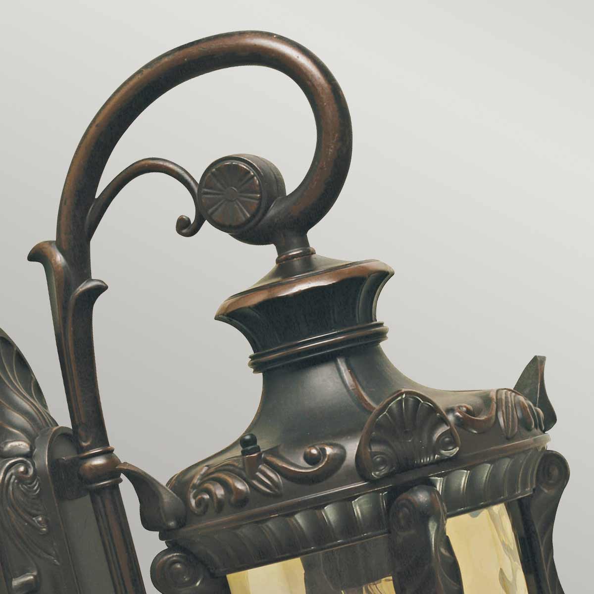 Philadelphia Antikk bronse utendørslampe Fra Elstead Lighting - Lampen har vakkert champagnefarget blåst glass som gir et varmt og mykt lys.
