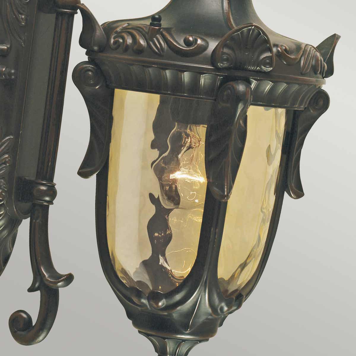 Philadelphia Antikk bronse utendørslampe Fra Elstead Lighting - Lampen har vakkert champagnefarget blåst glass som gir et varmt og mykt lys.
