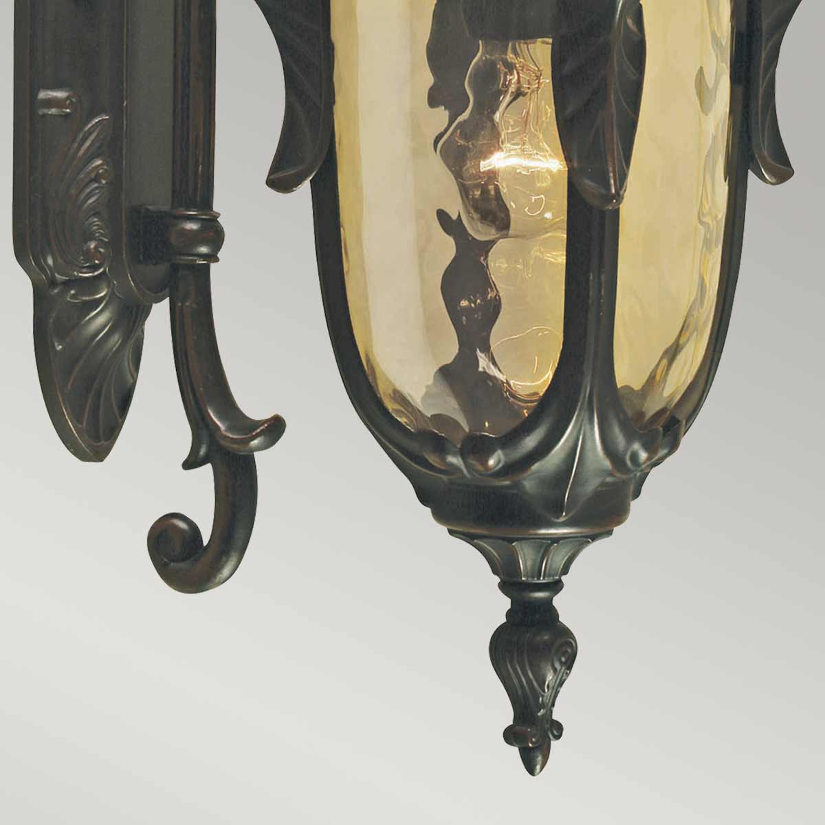 Philadelphia Antikk bronse utendørslampe Fra Elstead Lighting - Lampen har vakkert champagnefarget blåst glass som gir et varmt og mykt lys.