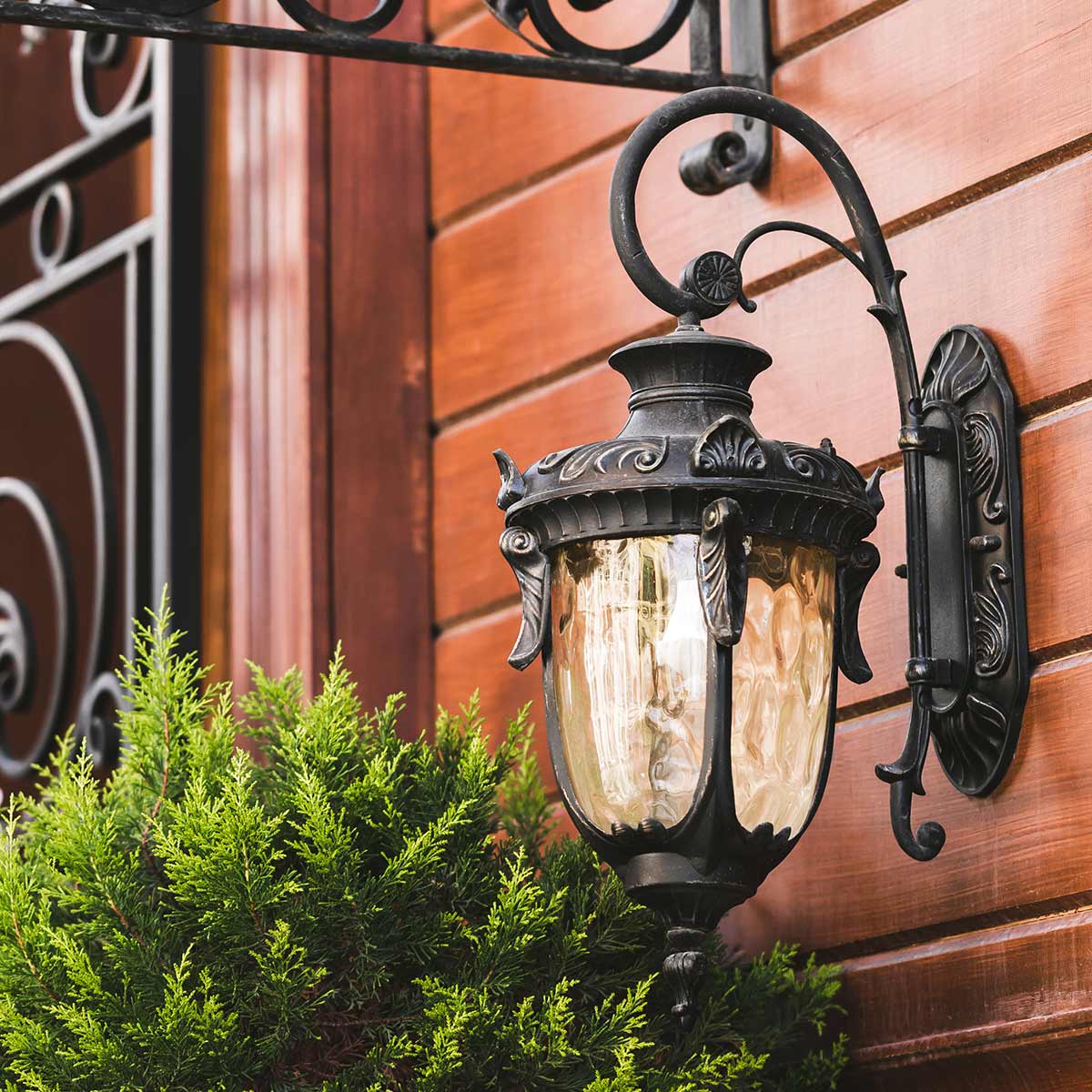 Philadelphia Antikk bronse utendørslampe Fra Elstead Lighting - Lampen har vakkert champagnefarget blåst glass som gir et varmt og mykt lys.
