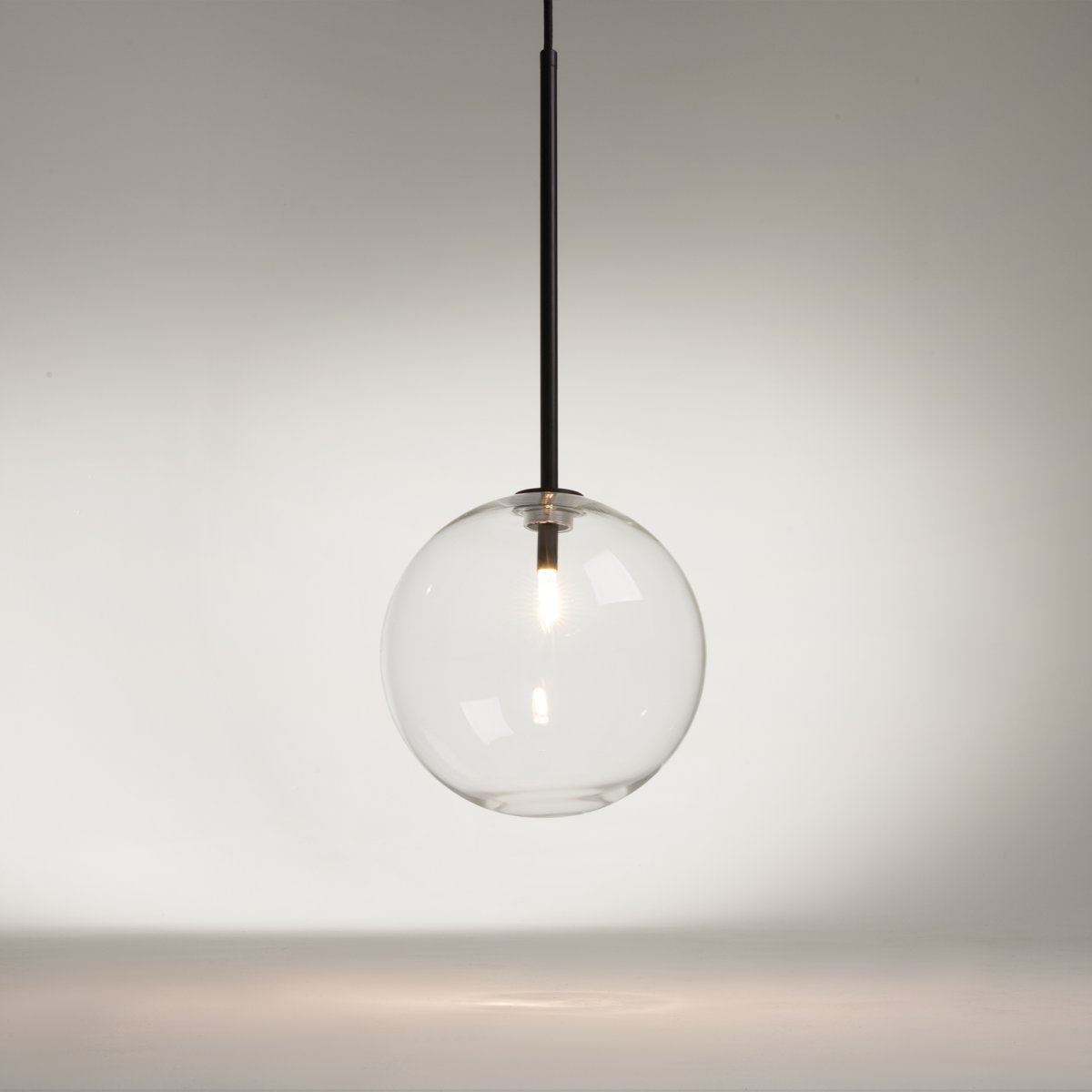 Mood Ø20 Svart Taklampe Fra Maytoni - Mood pendel er en elegant og sofistikert lampe som gir inntrykk av en flytende lyskule i rommet.