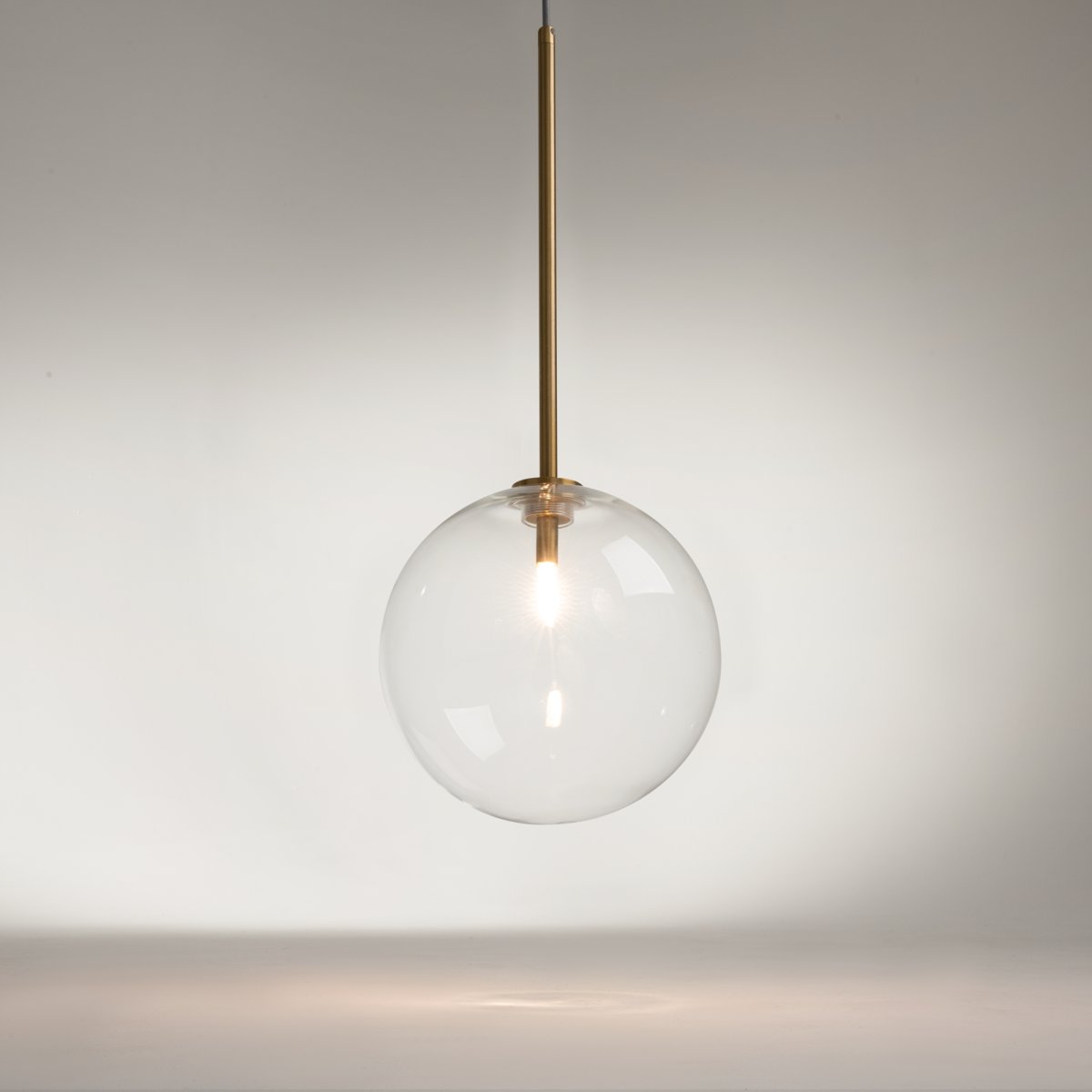 Mood Ø20 Messing Taklampe Fra Maytoni - Mood pendel er en elegant og sofistikert lampe som gir inntrykk av en flytende lyskule i rommet.