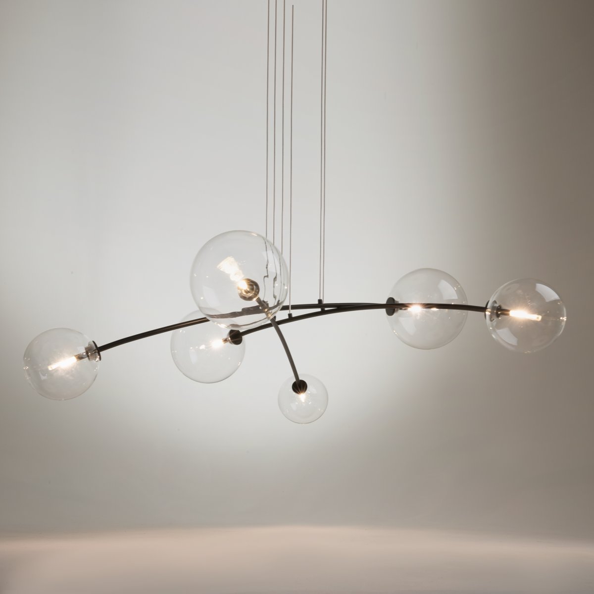Mood 130cm Svart Taklampe Fra Maytoni - Denne modellen kombinerer metallrammer og justerbare kabler for &aring; gi en f&oslash;lelse av letthet og raffinement.
