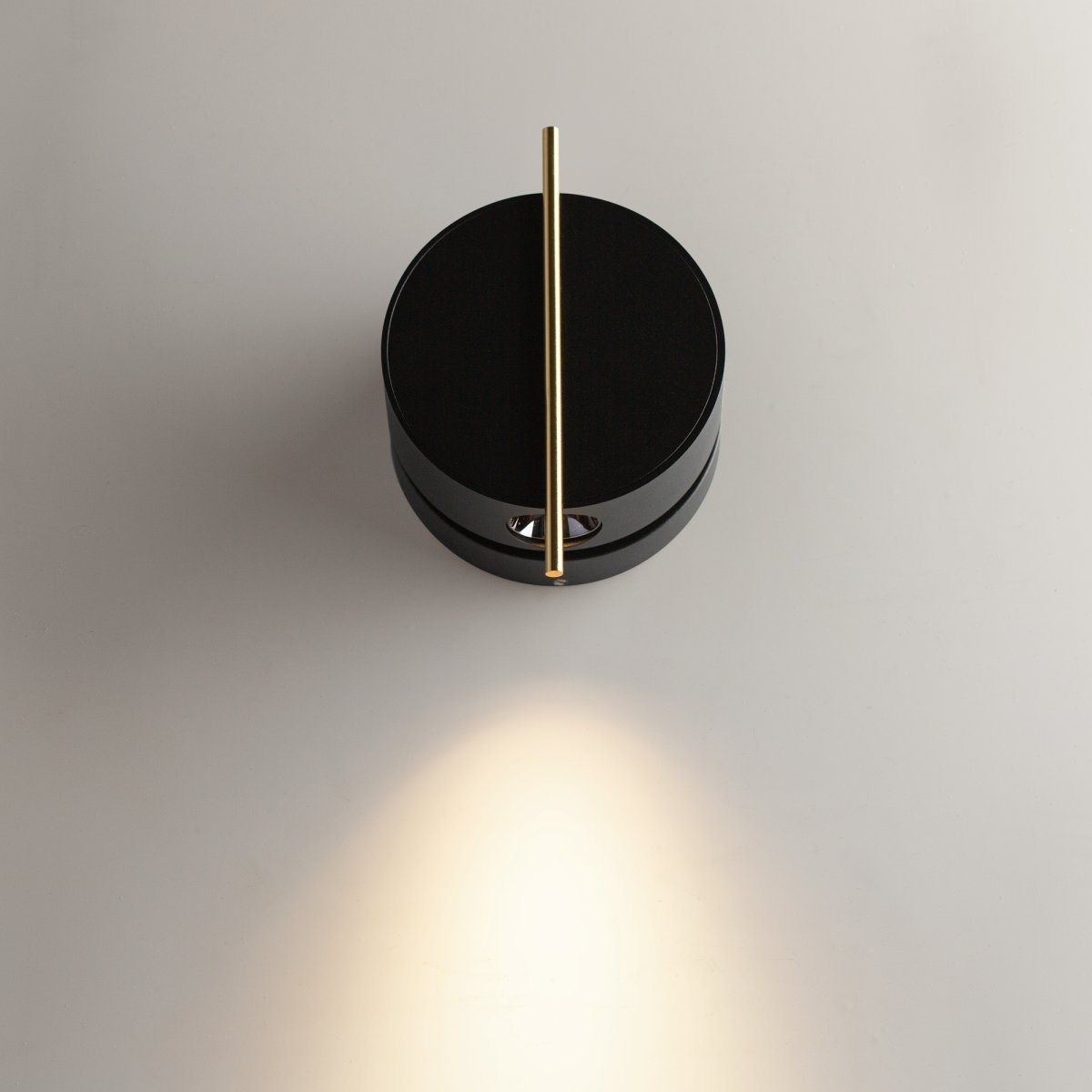 Nuance Ø10 Svart vegglampe Fra Maytoni - Den roterbare sokkelen og den justerbare lyskilden, som enkelt kan justeres med en elegant metallstang, skaper både et behagelig arbeidslys og en koselig atmosfære på soverommet.