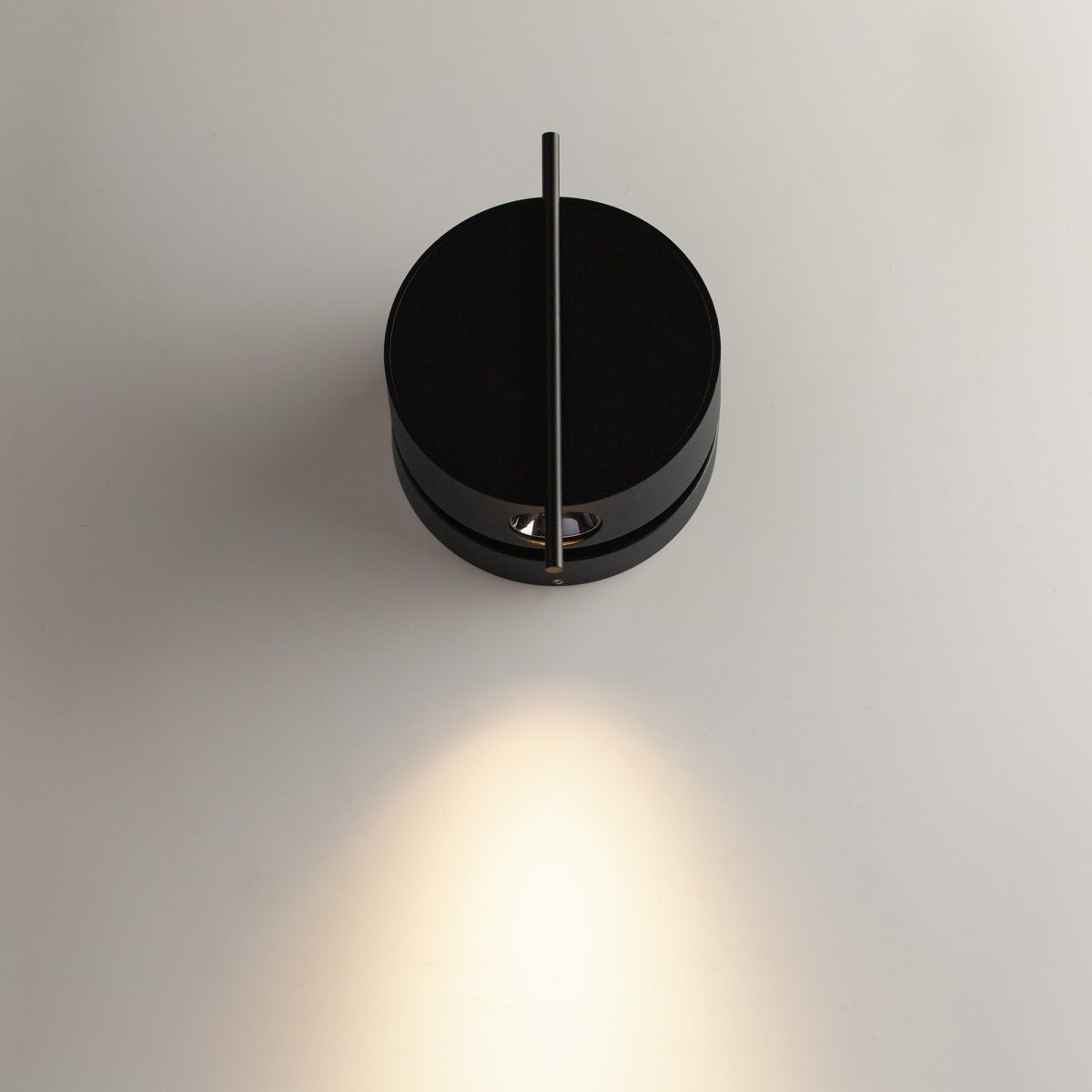 Nuance Ø10 Svart vegglampe Fra Maytoni - Den roterbare sokkelen og den justerbare lyskilden, som enkelt kan justeres med en elegant metallstang, skaper både et behagelig arbeidslys og en koselig atmosfære på soverommet.