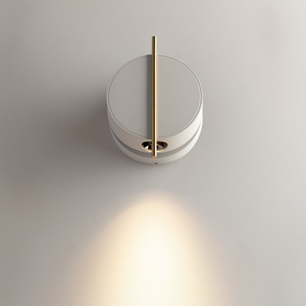 Nuance Ø10 Hvit vegglampe Fra Maytoni - Den roterbare sokkelen og den justerbare lyskilden, som enkelt kan justeres med en elegant metallstang, skaper både et behagelig arbeidslys og en koselig atmosfære på soverommet.