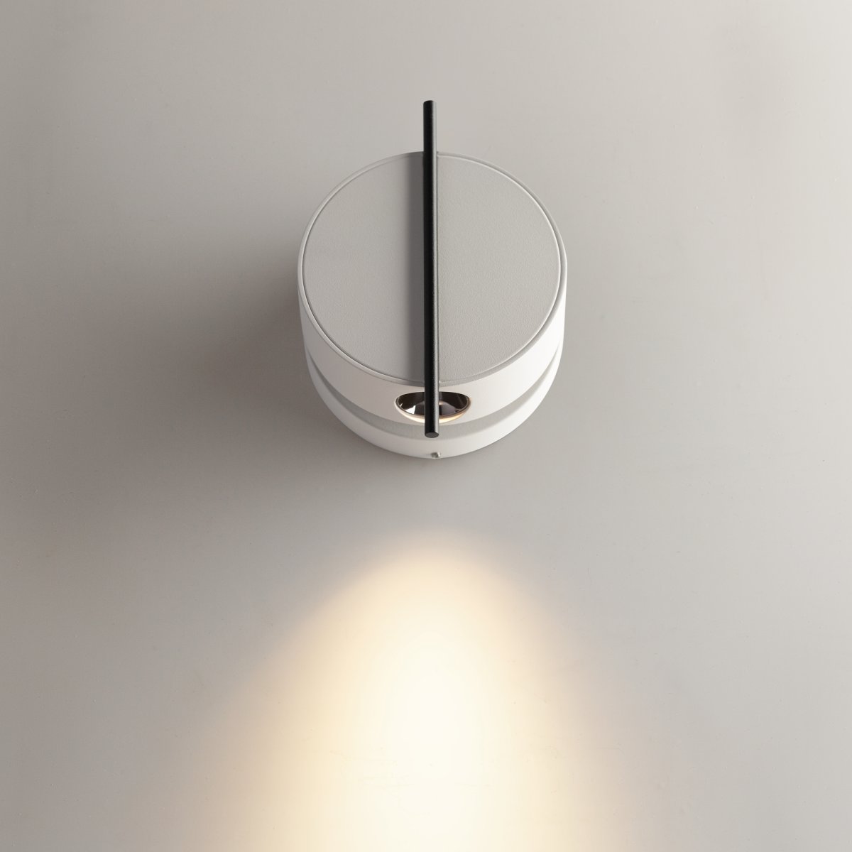 Nuance Ø10 Hvit vegglampe Fra Maytoni - Den roterbare sokkelen og den justerbare lyskilden, som enkelt kan justeres med en elegant metallstang, skaper både et behagelig arbeidslys og en koselig atmosfære på soverommet.