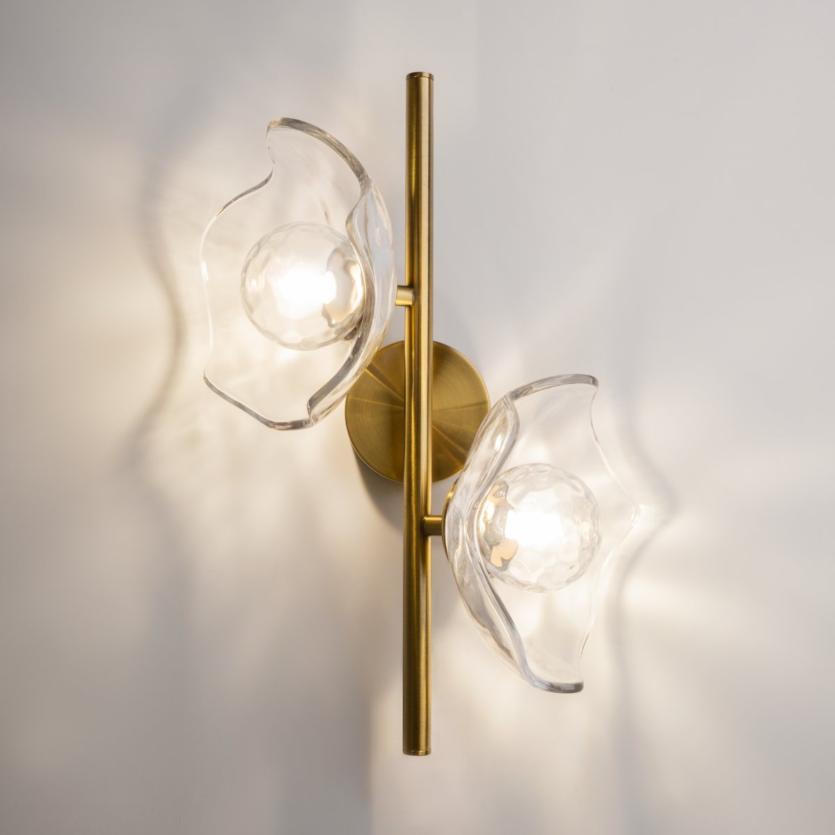 Miracle 2 Messing vegglampe Fra Maytoni - Miracle vegglampe er inspirert av japanske graveringer fra 1800-tallet og kombinerer orientalske kunstneriske teknikker med vestlig art deco-stil.