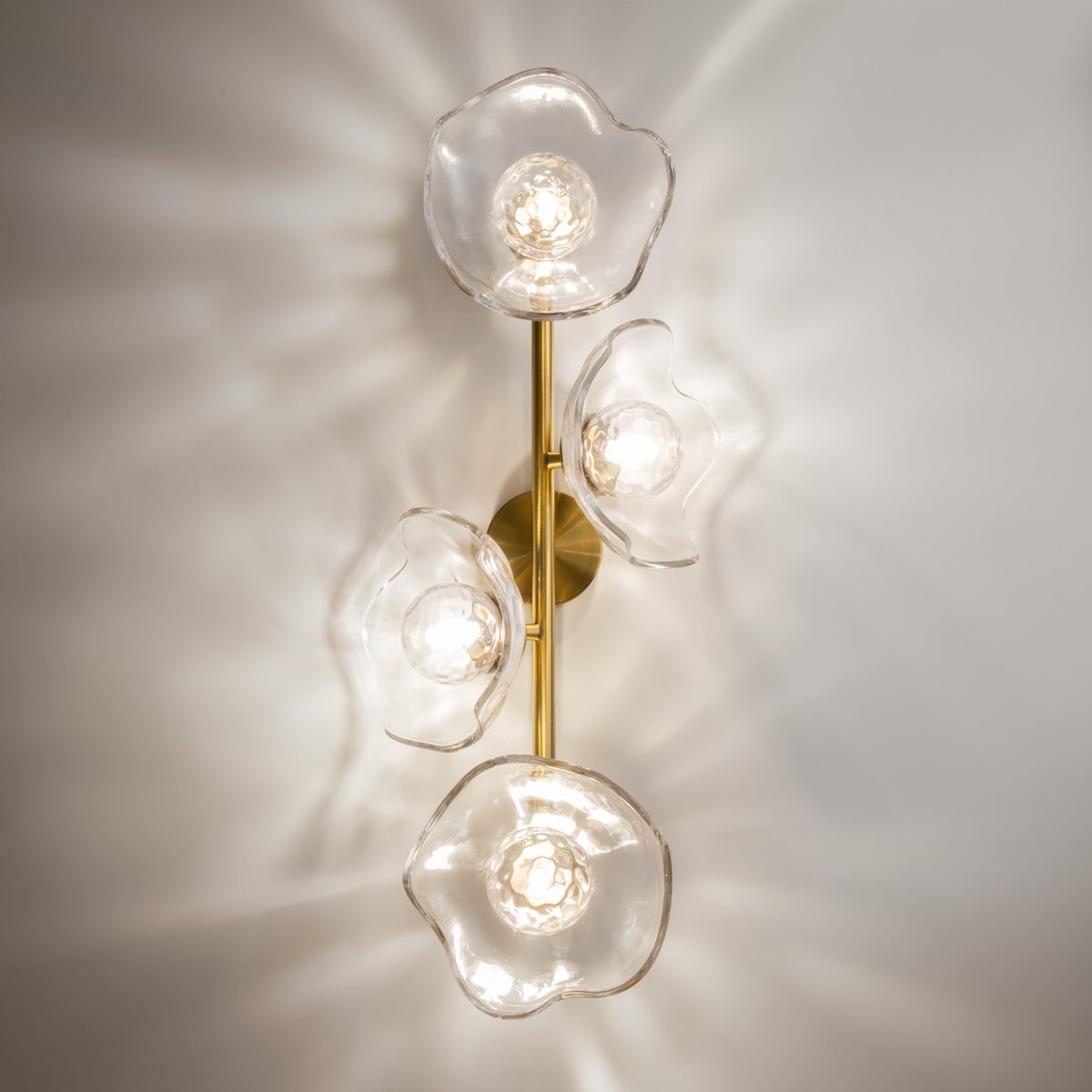 Miracle 4 Messing vegglampe Fra Maytoni - Miracle vegglampe er inspirert av japanske graveringer fra 1800-tallet og kombinerer orientalske kunstneriske teknikker med vestlig art deco-stil.
