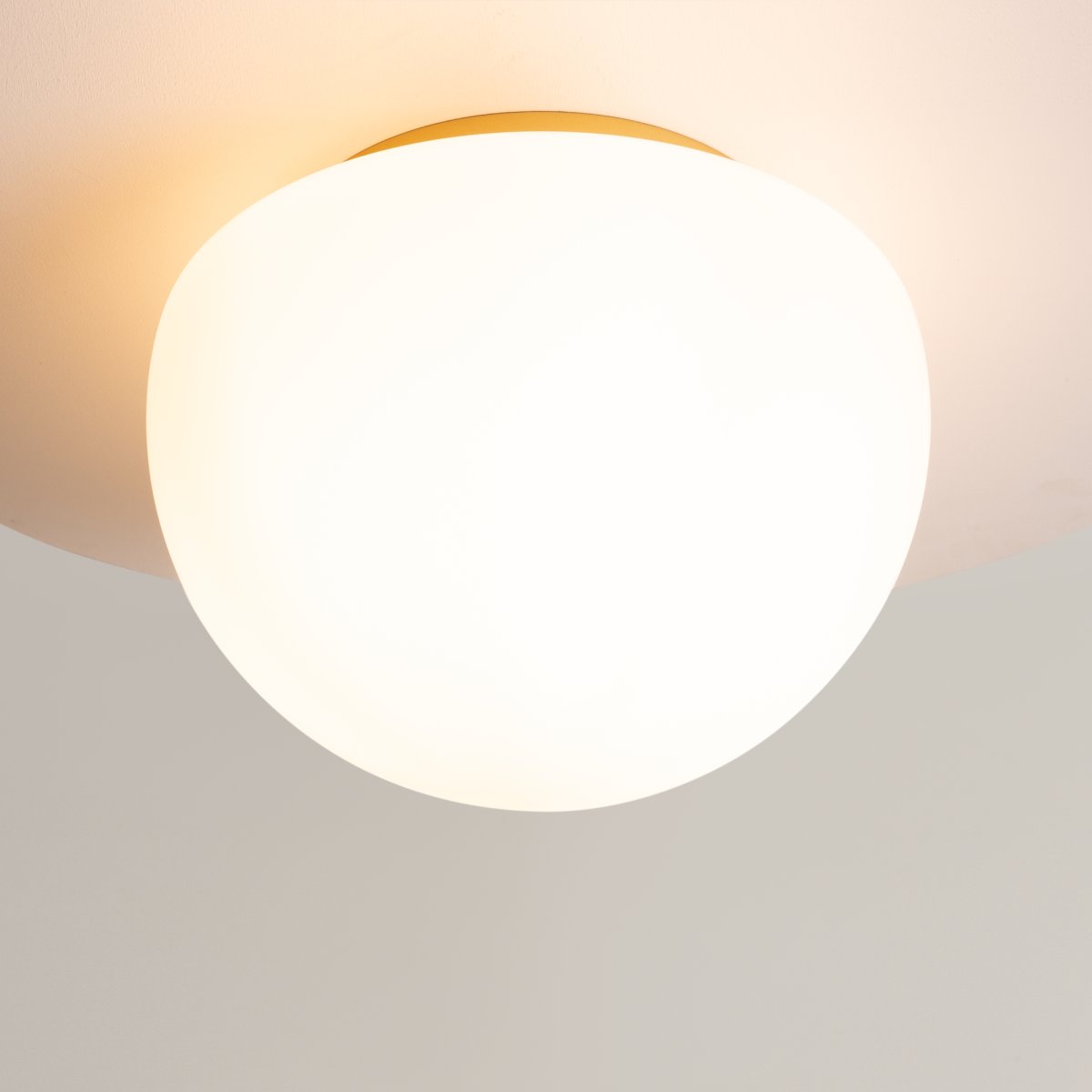 Glassy Ø32 Gull plafond Fra Maytoni - Med sin myke, opale glasskuppel sprer lampen et behagelig og jevnt lys som skaper en varm og innbydende atmosf&aelig;re i rommet.