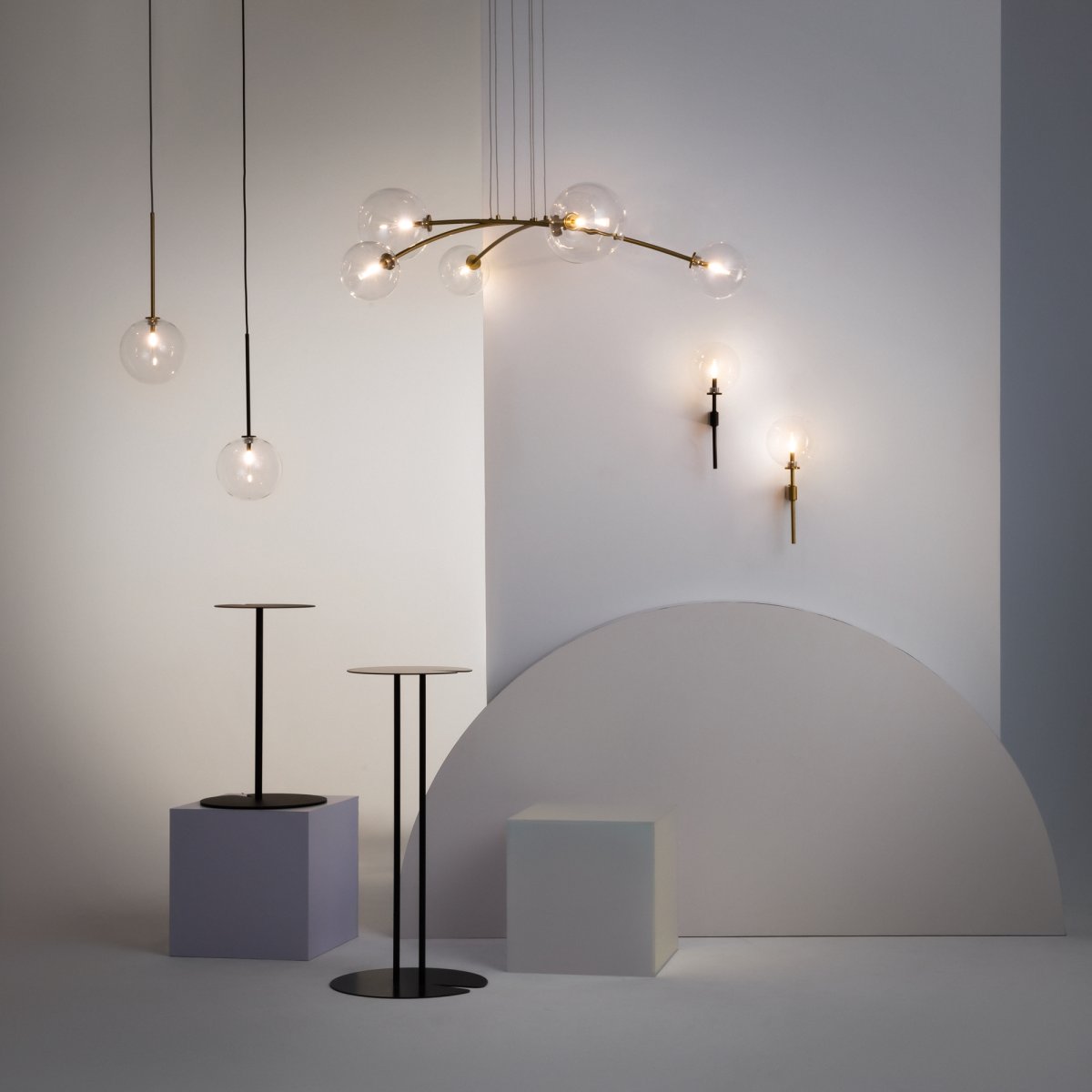 Mood Ø20 Svart Taklampe Fra Maytoni - Mood pendel er en elegant og sofistikert lampe som gir inntrykk av en flytende lyskule i rommet.