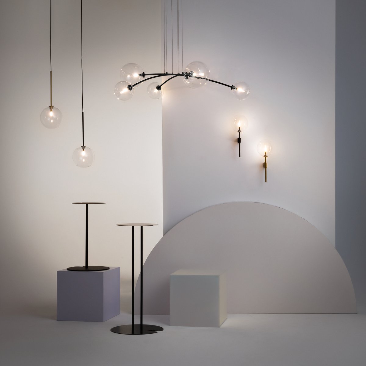 Mood 130cm Svart Taklampe Fra Maytoni - Denne modellen kombinerer metallrammer og justerbare kabler for &aring; gi en f&oslash;lelse av letthet og raffinement.
