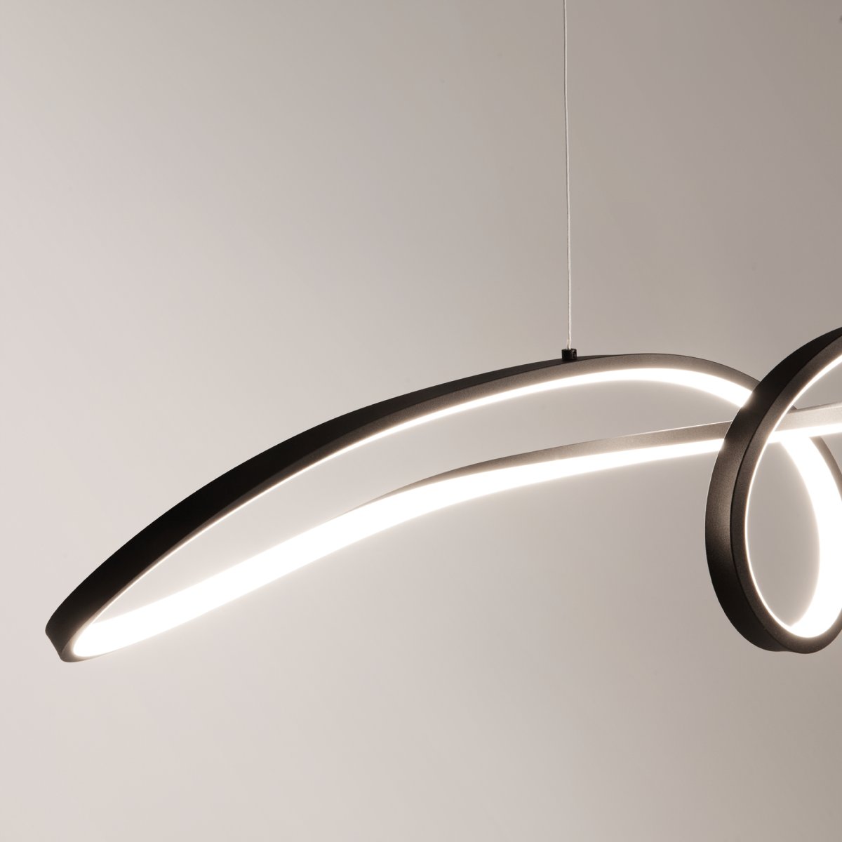 Curve 92cm Svart Taklampe Fra Maytoni - Curve blir en imponerende funksjon i ethvert moderne interiør og setter tonen for et stilig og sofistikert hjem.