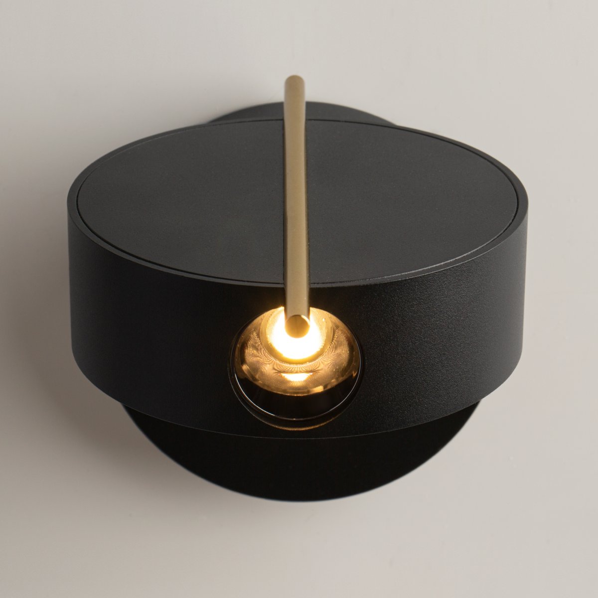 Nuance Ø10 Svart vegglampe Fra Maytoni - Den roterbare sokkelen og den justerbare lyskilden, som enkelt kan justeres med en elegant metallstang, skaper både et behagelig arbeidslys og en koselig atmosfære på soverommet.