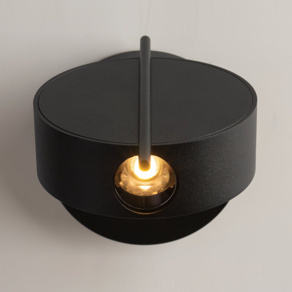 Nuance Ø10 Svart vegglampe Fra Maytoni - Den roterbare sokkelen og den justerbare lyskilden, som enkelt kan justeres med en elegant metallstang, skaper både et behagelig arbeidslys og en koselig atmosfære på soverommet.