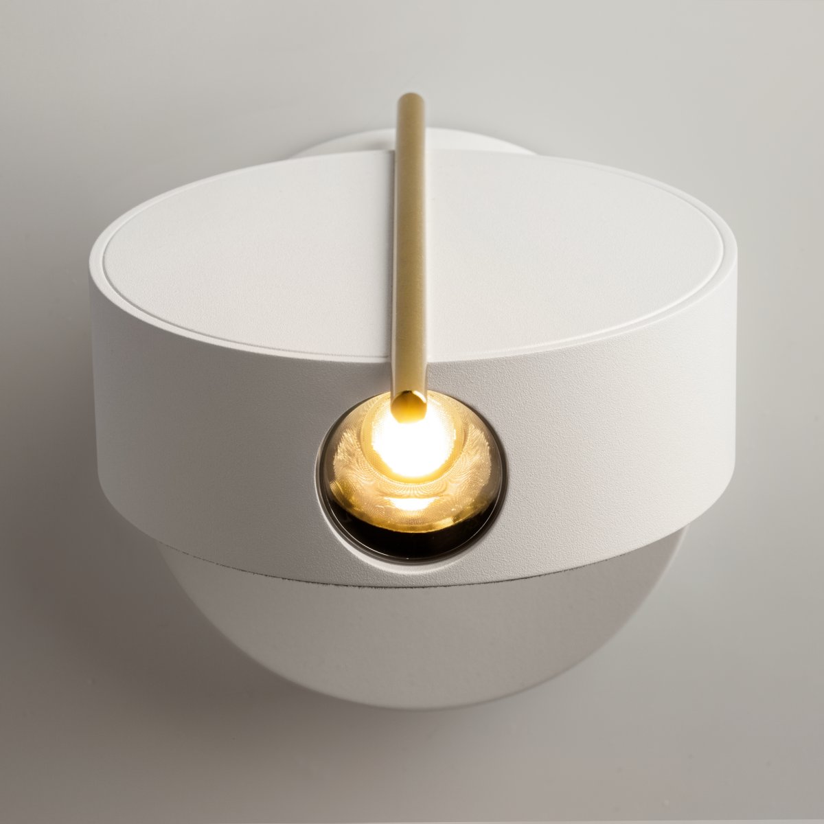 Nuance Ø10 Hvit vegglampe Fra Maytoni - Den roterbare sokkelen og den justerbare lyskilden, som enkelt kan justeres med en elegant metallstang, skaper både et behagelig arbeidslys og en koselig atmosfære på soverommet.
