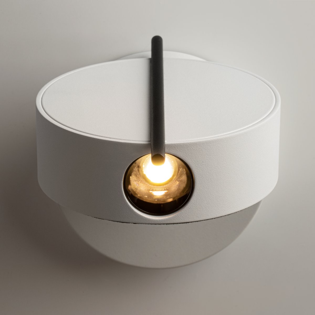 Nuance Ø10 Hvit vegglampe Fra Maytoni - Den roterbare sokkelen og den justerbare lyskilden, som enkelt kan justeres med en elegant metallstang, skaper både et behagelig arbeidslys og en koselig atmosfære på soverommet.