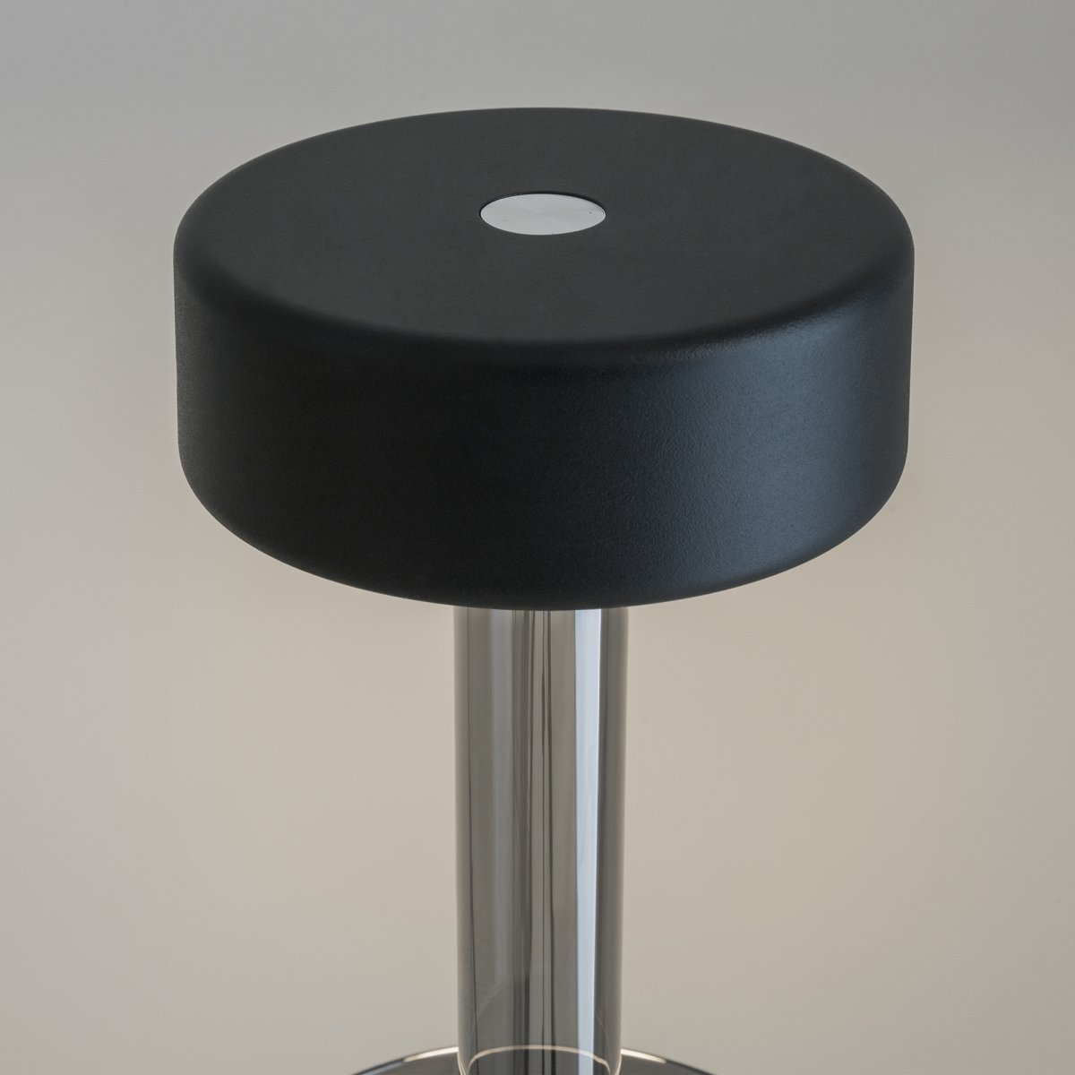 AI Collaboration 35cm Grå bærbar Fra Maytoni - Lampen er tilgjengelig i tv&aring; utførelse: med en tynn metallstang på; en flat rund bunn eller med en glassbunn som integrerer en vase.