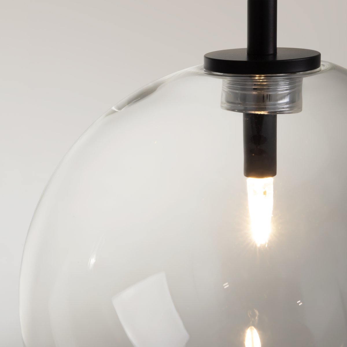 Mood Ø20 Svart Taklampe Fra Maytoni - Mood pendel er en elegant og sofistikert lampe som gir inntrykk av en flytende lyskule i rommet.