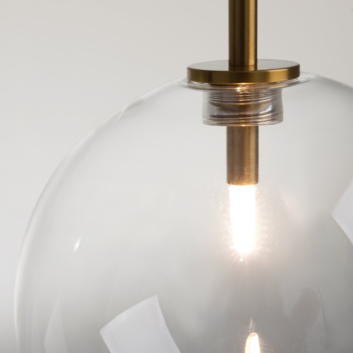 Mood Ø20 Messing Taklampe Fra Maytoni - Mood pendel er en elegant og sofistikert lampe som gir inntrykk av en flytende lyskule i rommet.