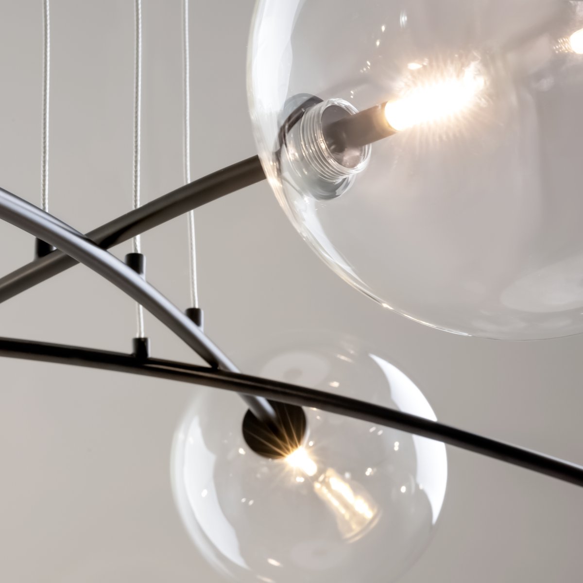 Mood 130cm Svart Taklampe Fra Maytoni - Denne modellen kombinerer metallrammer og justerbare kabler for &aring; gi en f&oslash;lelse av letthet og raffinement.