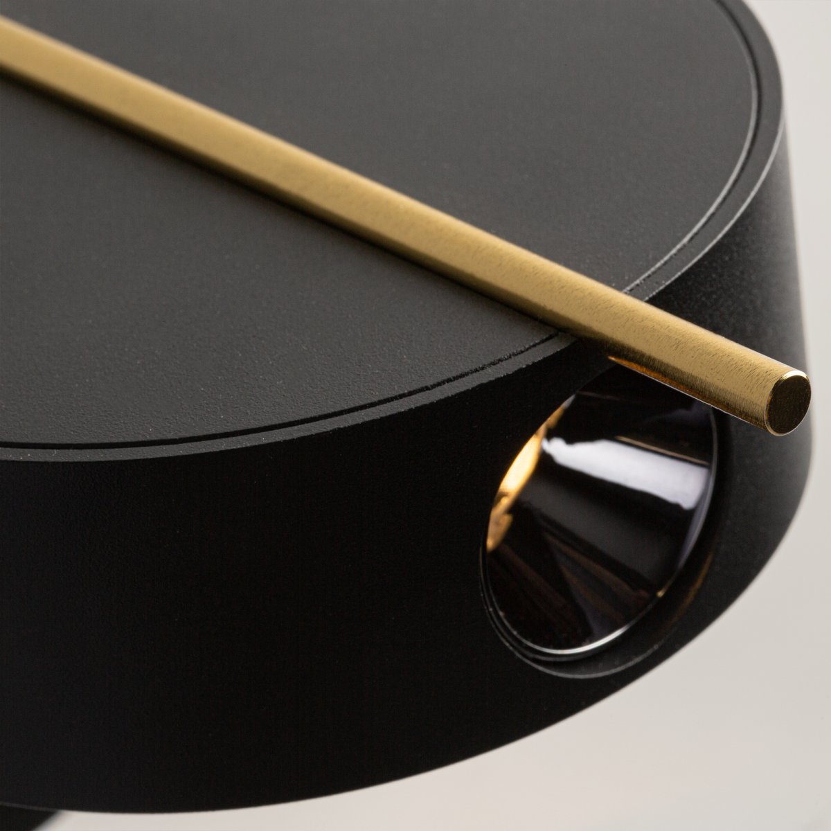 Nuance Ø10 Svart vegglampe Fra Maytoni - Den roterbare sokkelen og den justerbare lyskilden, som enkelt kan justeres med en elegant metallstang, skaper både et behagelig arbeidslys og en koselig atmosfære på soverommet.