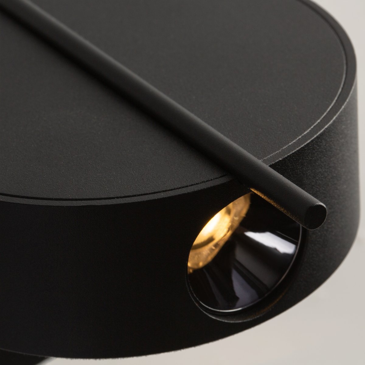 Nuance Ø10 Svart vegglampe Fra Maytoni - Den roterbare sokkelen og den justerbare lyskilden, som enkelt kan justeres med en elegant metallstang, skaper både et behagelig arbeidslys og en koselig atmosfære på soverommet.
