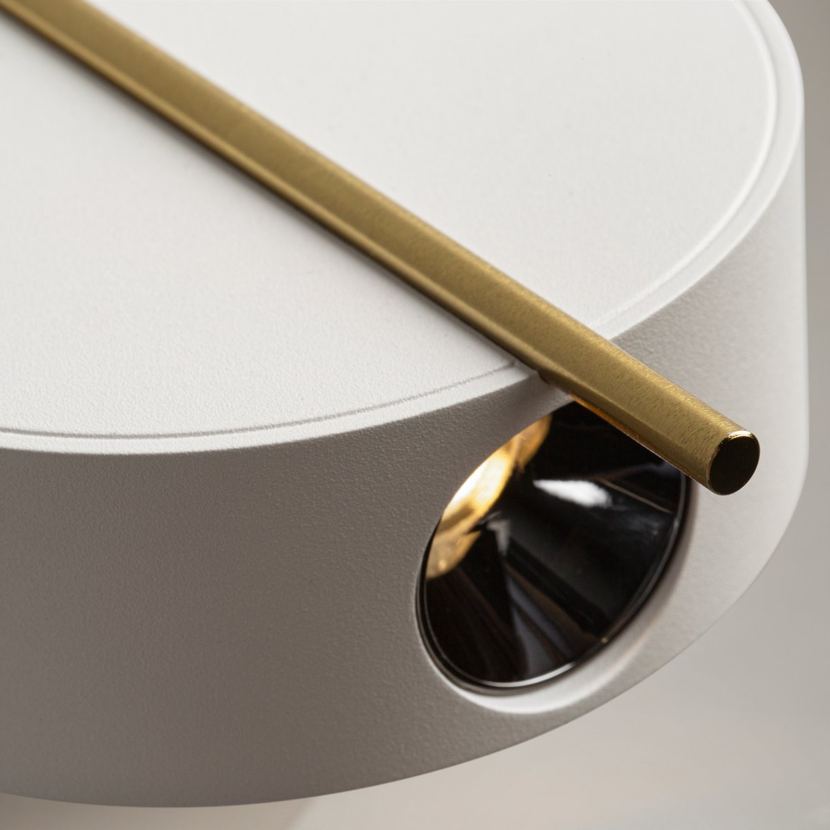 Nuance Ø10 Hvit vegglampe Fra Maytoni - Den roterbare sokkelen og den justerbare lyskilden, som enkelt kan justeres med en elegant metallstang, skaper både et behagelig arbeidslys og en koselig atmosfære på soverommet.