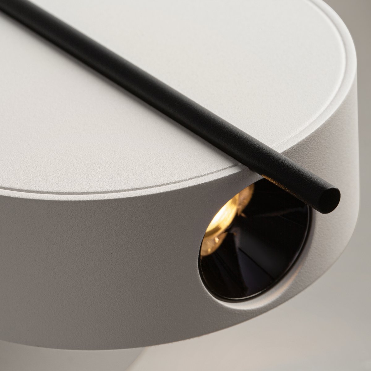 Nuance Ø10 Hvit vegglampe Fra Maytoni - Den roterbare sokkelen og den justerbare lyskilden, som enkelt kan justeres med en elegant metallstang, skaper både et behagelig arbeidslys og en koselig atmosfære på soverommet.