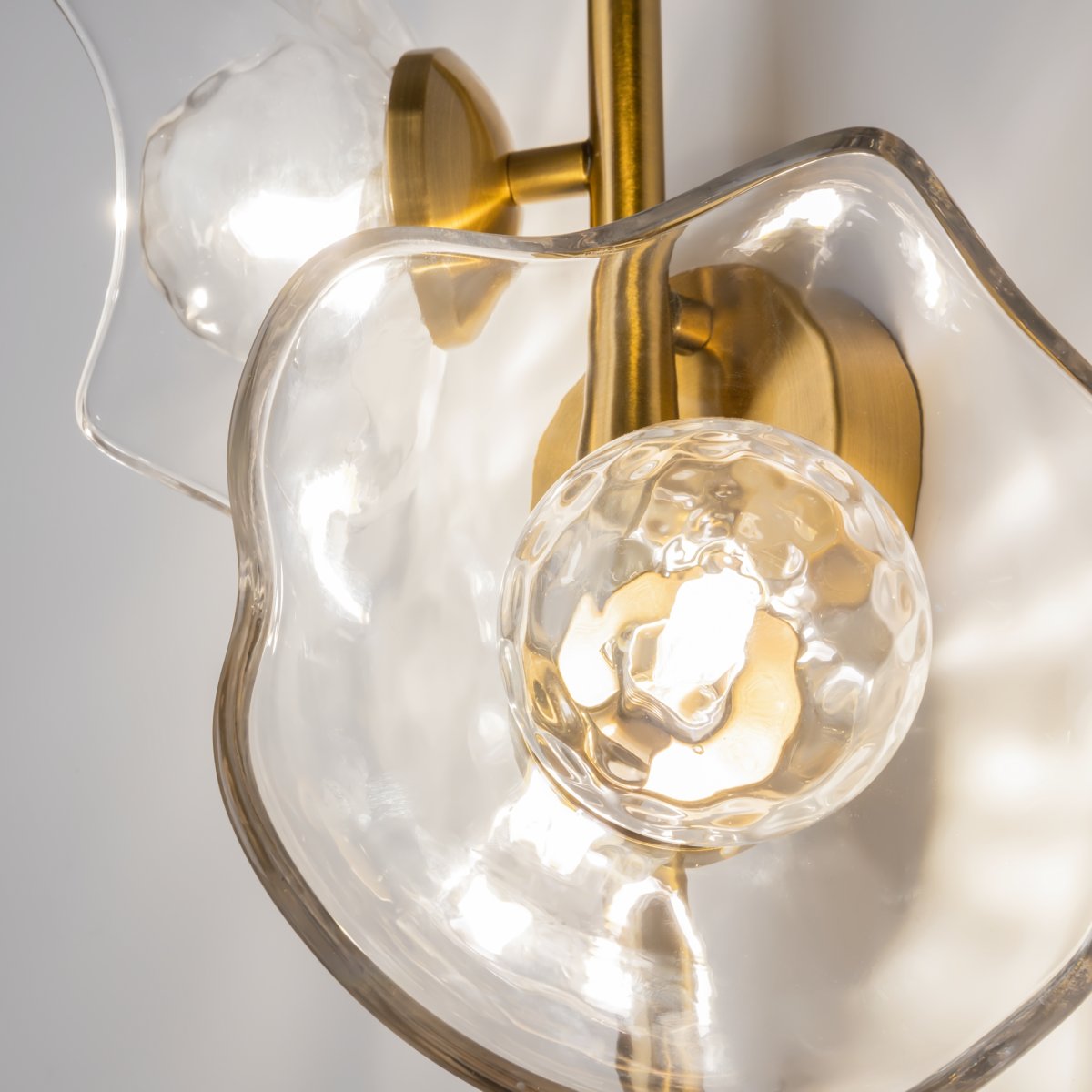 Miracle 2 Messing vegglampe Fra Maytoni - Miracle vegglampe er inspirert av japanske graveringer fra 1800-tallet og kombinerer orientalske kunstneriske teknikker med vestlig art deco-stil.
