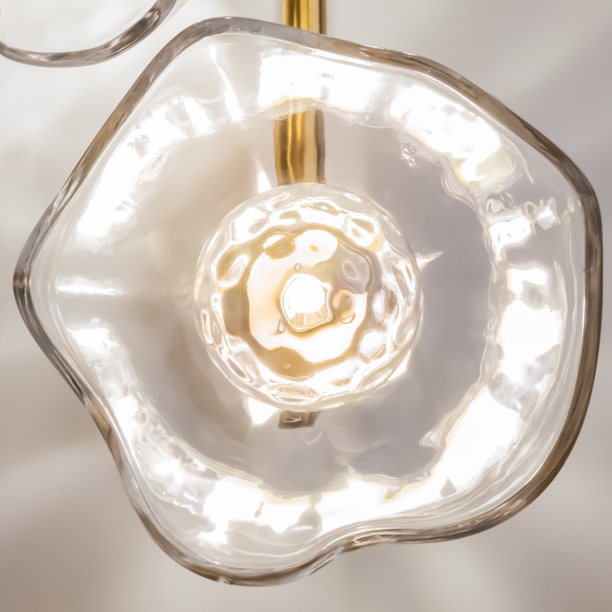 Miracle 4 Messing vegglampe Fra Maytoni - Miracle vegglampe er inspirert av japanske graveringer fra 1800-tallet og kombinerer orientalske kunstneriske teknikker med vestlig art deco-stil.
