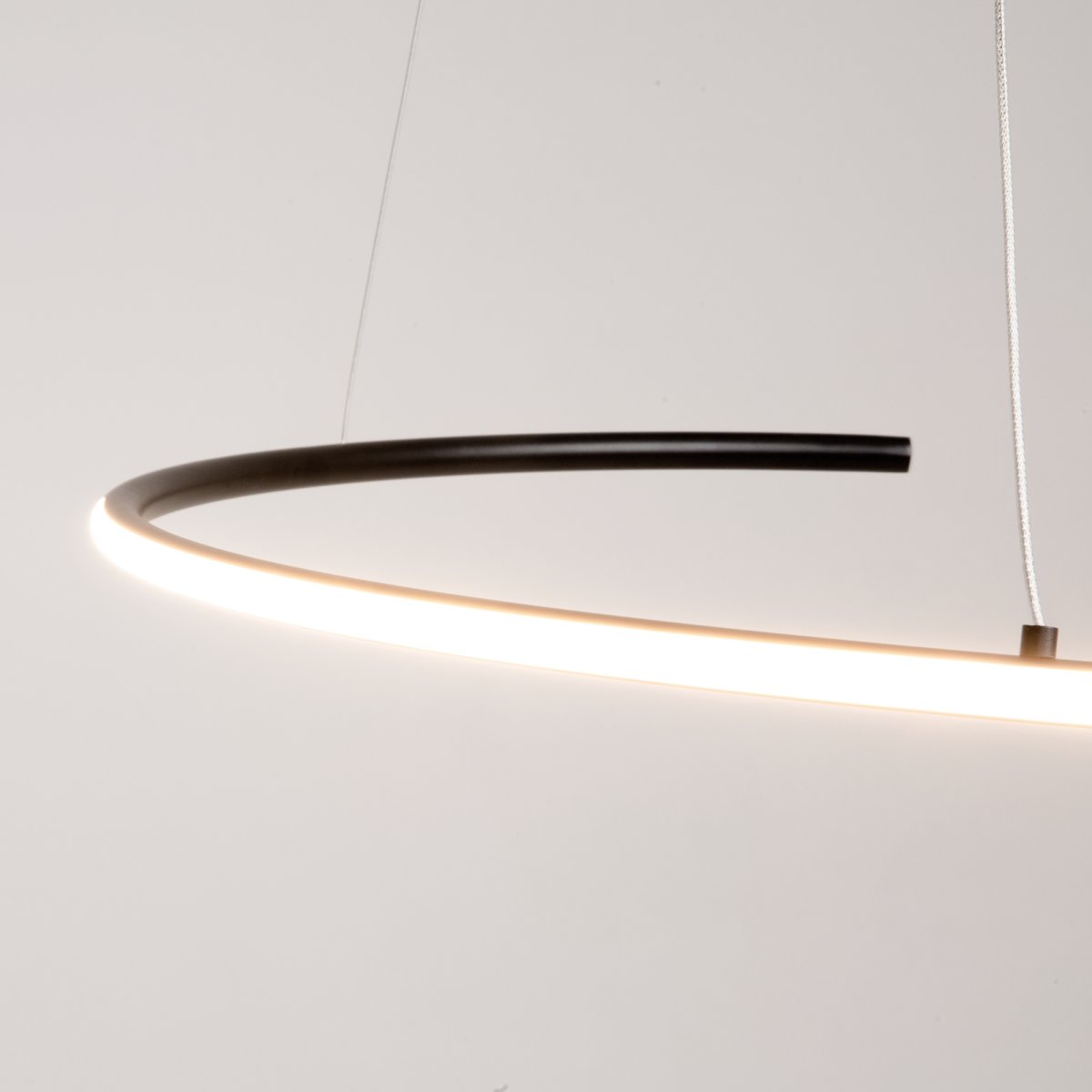 Curve Ø60 Svart Taklampe Fra Maytoni - Curve blir en imponerende funksjon i ethvert moderne interiør og setter tonen for et stilig og sofistikert hjem.