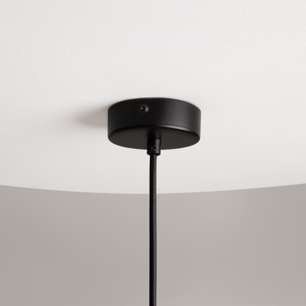Mood Ø20 Svart Taklampe Fra Maytoni - Mood pendel er en elegant og sofistikert lampe som gir inntrykk av en flytende lyskule i rommet.