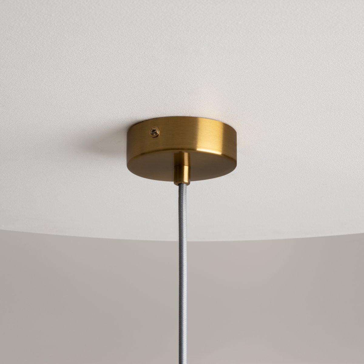 Mood Ø20 Messing Taklampe Fra Maytoni - Mood pendel er en elegant og sofistikert lampe som gir inntrykk av en flytende lyskule i rommet.