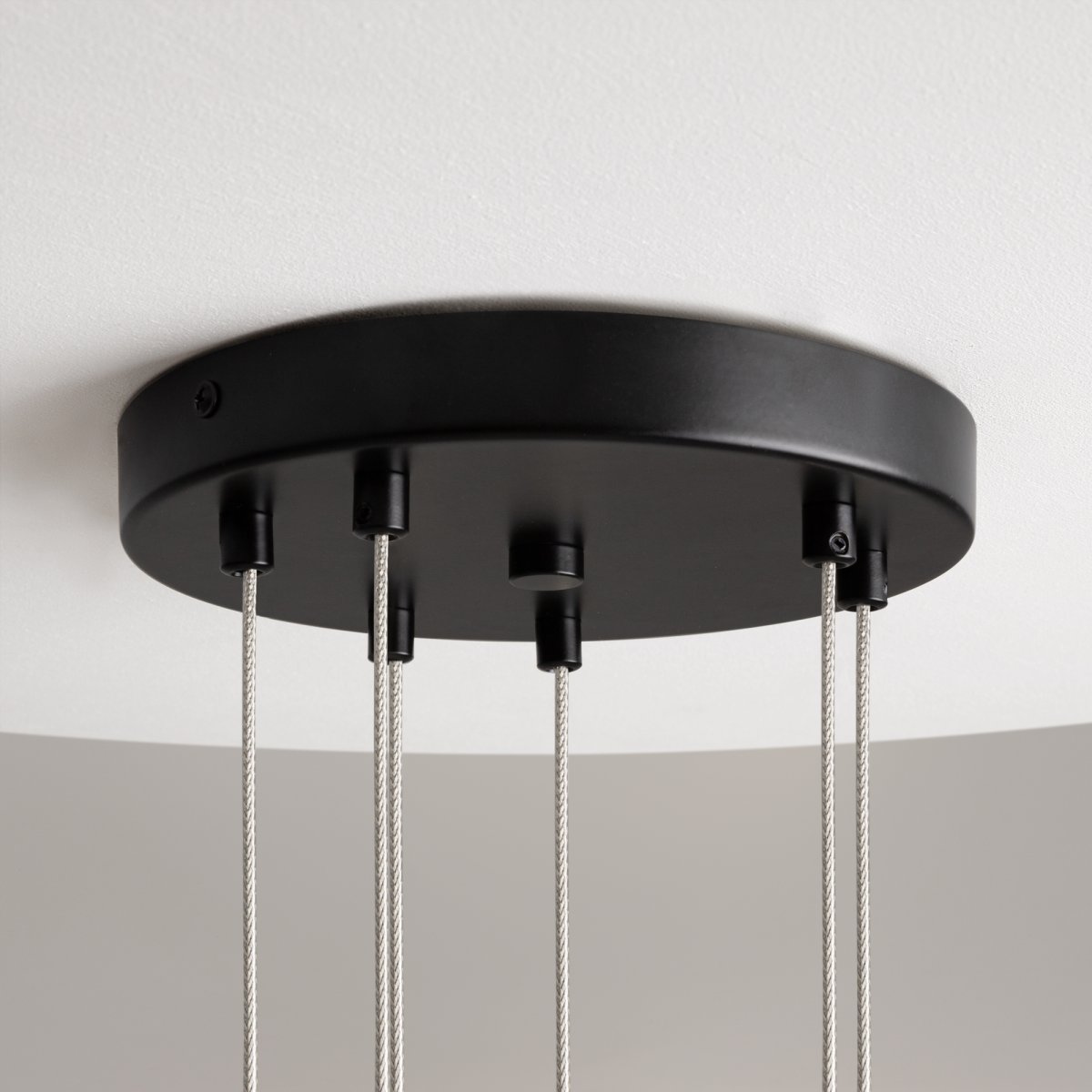 Mood 130cm Svart Taklampe Fra Maytoni - Denne modellen kombinerer metallrammer og justerbare kabler for &aring; gi en f&oslash;lelse av letthet og raffinement.