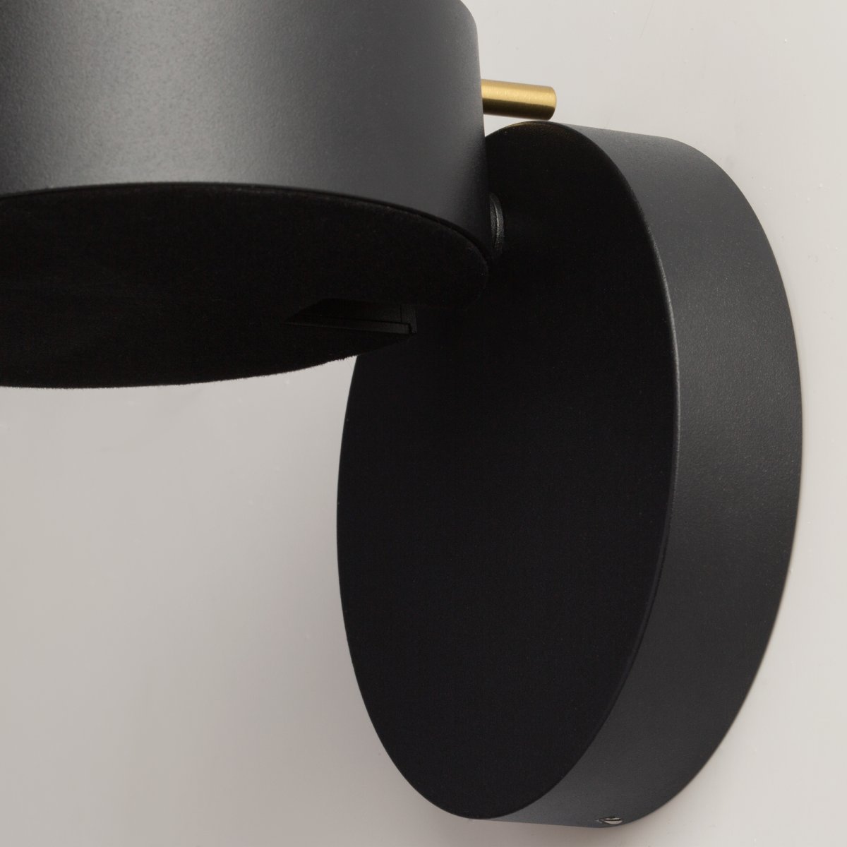 Nuance Ø10 Svart vegglampe Fra Maytoni - Den roterbare sokkelen og den justerbare lyskilden, som enkelt kan justeres med en elegant metallstang, skaper både et behagelig arbeidslys og en koselig atmosfære på soverommet.