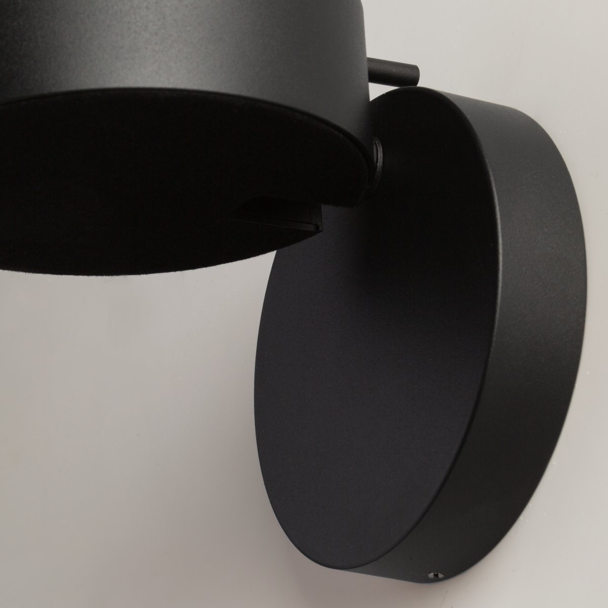 Nuance Ø10 Svart vegglampe Fra Maytoni - Den roterbare sokkelen og den justerbare lyskilden, som enkelt kan justeres med en elegant metallstang, skaper både et behagelig arbeidslys og en koselig atmosfære på soverommet.