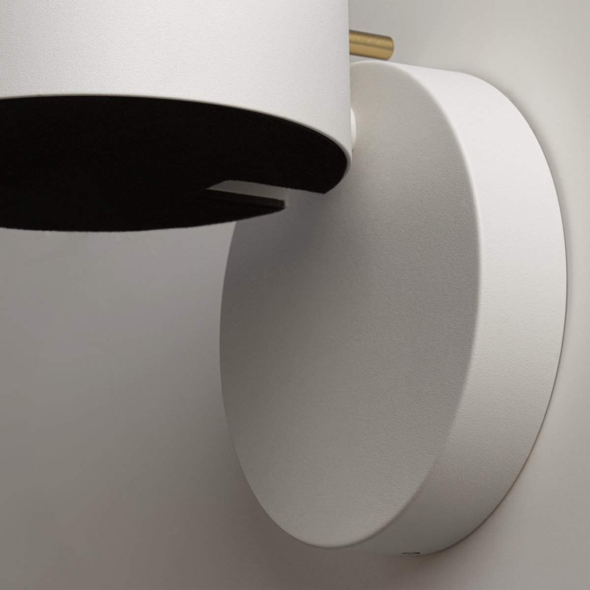 Nuance Ø10 Hvit vegglampe Fra Maytoni - Den roterbare sokkelen og den justerbare lyskilden, som enkelt kan justeres med en elegant metallstang, skaper både et behagelig arbeidslys og en koselig atmosfære på soverommet.