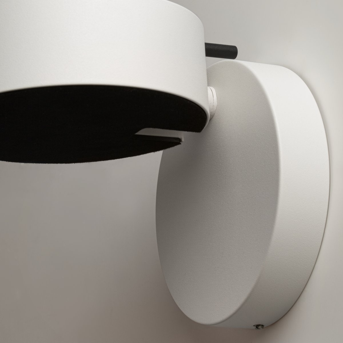 Nuance Ø10 Hvit vegglampe Fra Maytoni - Den roterbare sokkelen og den justerbare lyskilden, som enkelt kan justeres med en elegant metallstang, skaper både et behagelig arbeidslys og en koselig atmosfære på soverommet.
