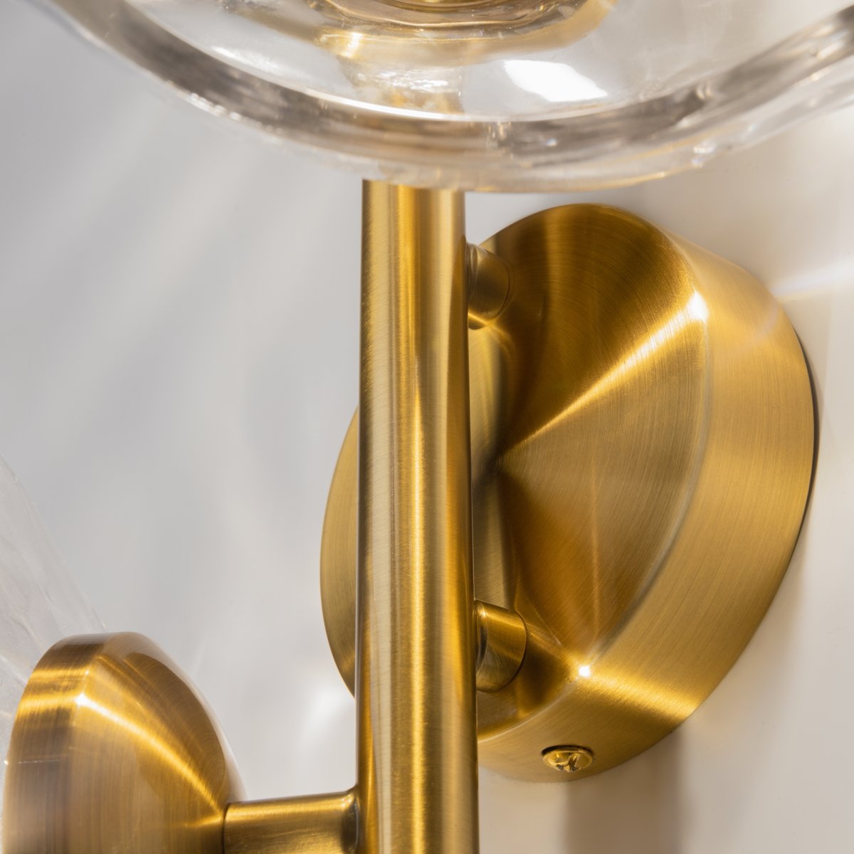 Miracle 4 Messing vegglampe Fra Maytoni - Miracle vegglampe er inspirert av japanske graveringer fra 1800-tallet og kombinerer orientalske kunstneriske teknikker med vestlig art deco-stil.