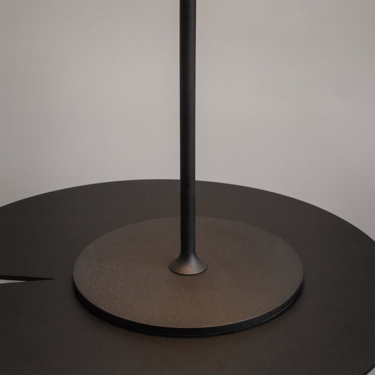AI Collaboration 35cm Svart bærbar Fra Maytoni - Lampen er tilgjengelig i tv&aring; utførelse: med en tynn metallstang på; en flat rund bunn eller med en glassbunn som integrerer en vase.