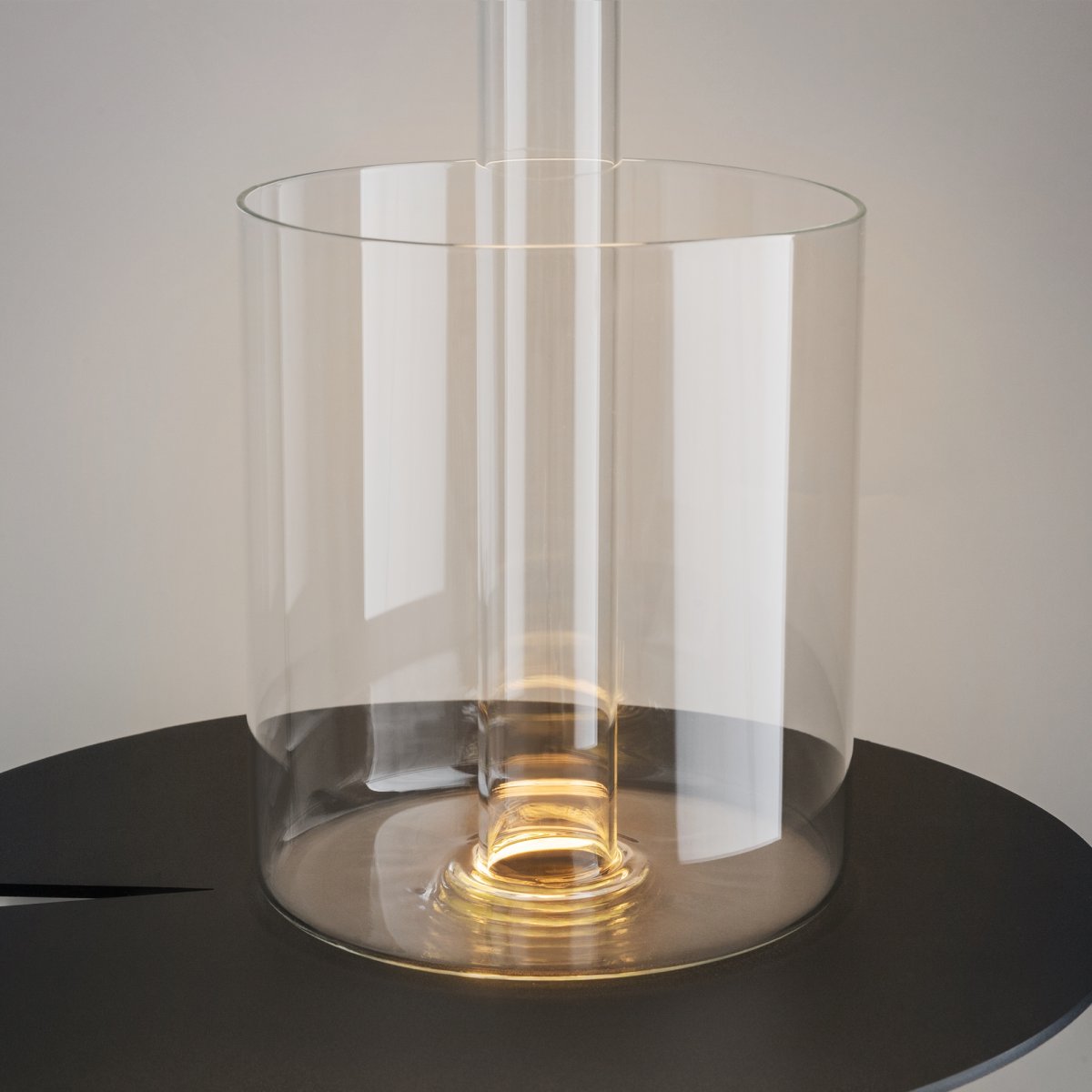 AI Collaboration 35cm Gull bærbar Fra Maytoni - Lampen er tilgjengelig i tv&aring; utførelse: med en tynn metallstang på; en flat rund bunn eller med en glassbunn som integrerer en vase.