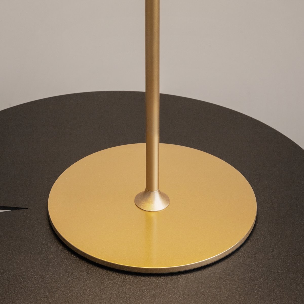 AI Collaboration 35cm Gull bærbar Fra Maytoni - Lampen er tilgjengelig i tv&aring; utførelse: med en tynn metallstang på; en flat rund bunn eller med en glassbunn som integrerer en vase.