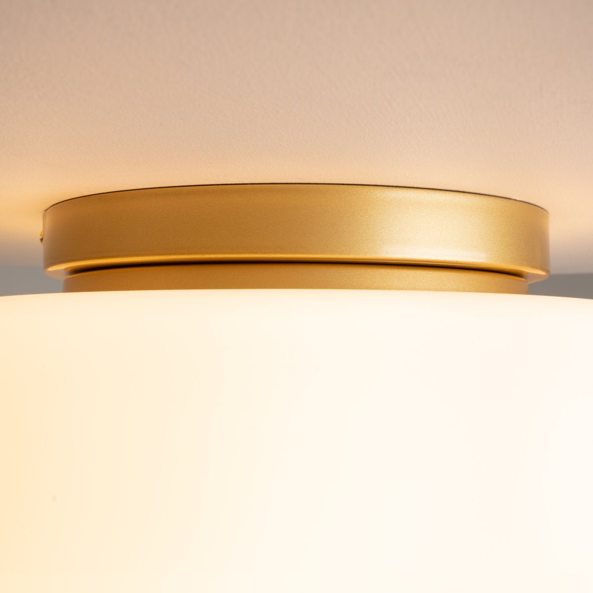 Glassy Ø32 Gull plafond Fra Maytoni - Med sin myke, opale glasskuppel sprer lampen et behagelig og jevnt lys som skaper en varm og innbydende atmosf&aelig;re i rommet.